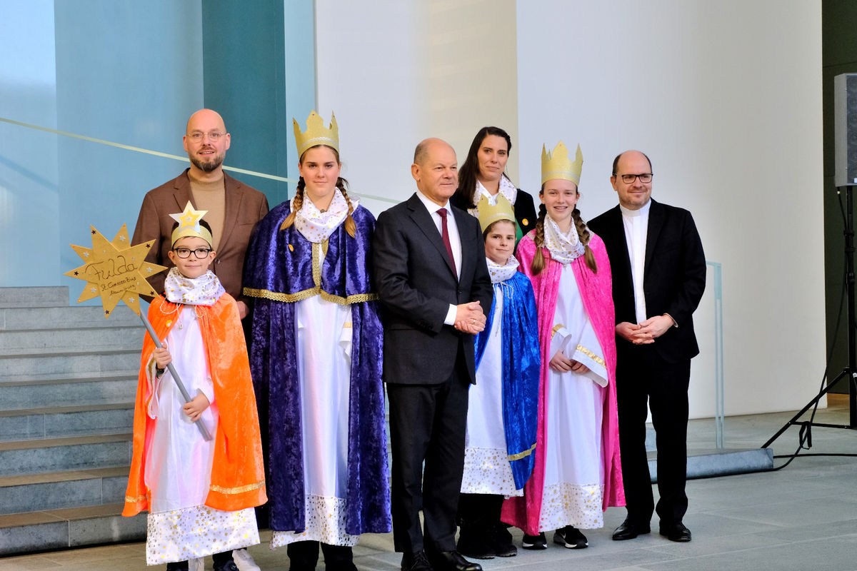 Die Sternsinger Maren (14), Jakob (8), Carolin (12) und Darius (9) sowie Begleiterin Andrea Fischer aus der Kirchengemeinde St. Crescentius in Naumburg vertraten das Bistum Fulda am Montagnachmittag beim Sternsinger-Empfang von Bundeskanzler Olaf Scholz zur 66. Aktion Dreikönigssingen. Zum Gruppenfoto mit dem Kanzler stellten sie sich gemeinsam mit Pfarrer Dirk Bingener, Präsident des Kindermissionswerks ‚Die Sternsinger‘, und Domvikar Stefan Ottersbach, Bundespräses des Bundes der Deutschen Katholischen Jugend (BDKJ), im Bundeskanzleramt auf. Foto: Ralf Adloff/ Kindermissionswerk